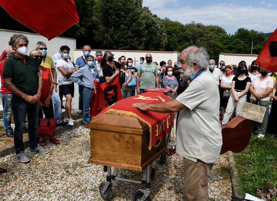 «Ciao amico Lari, la tua canzone è per te». L’addio commosso di tutto il paese 