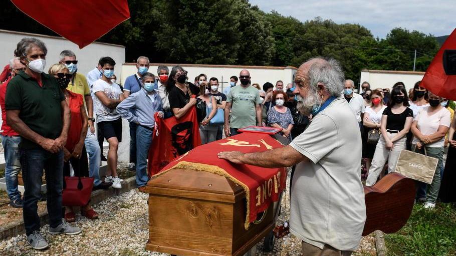 «Ciao amico Lari, la tua canzone è per te». L’addio commosso di tutto il paese