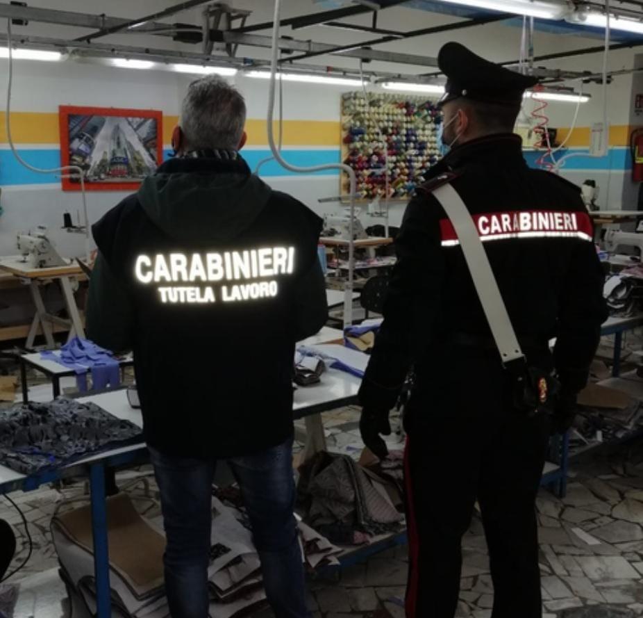 I controlli dei carabinieri nella confezione