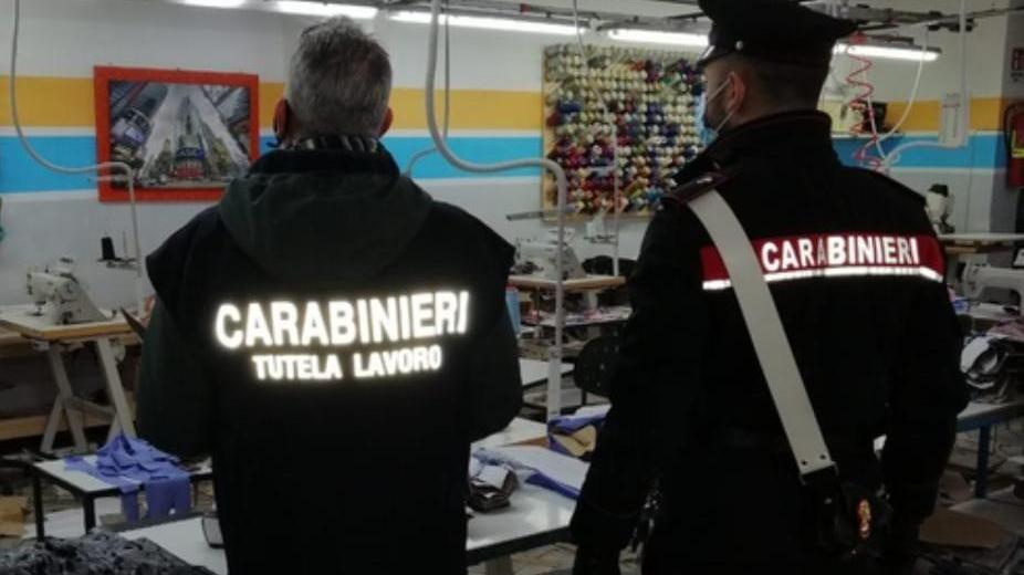 I controlli dei carabinieri nella confezione