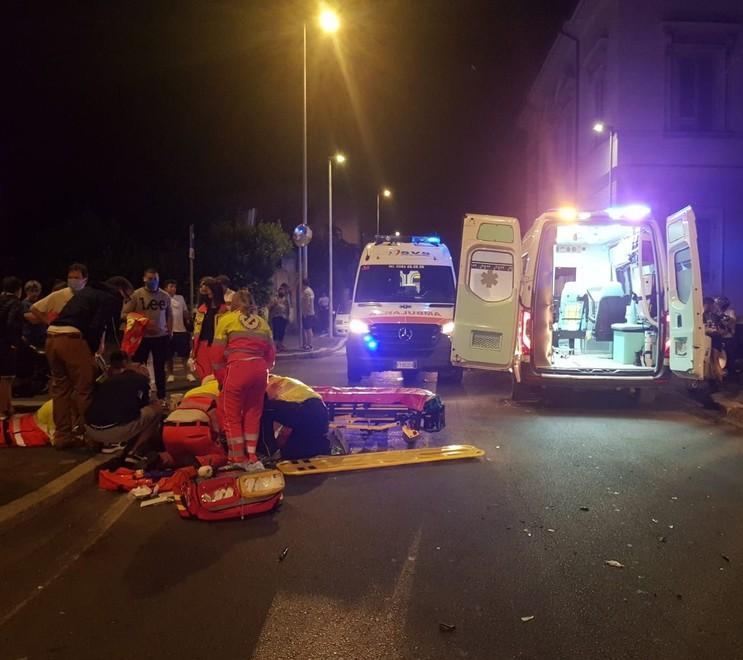 Auto contro scooter: feriti due minorenni in via del Mare 