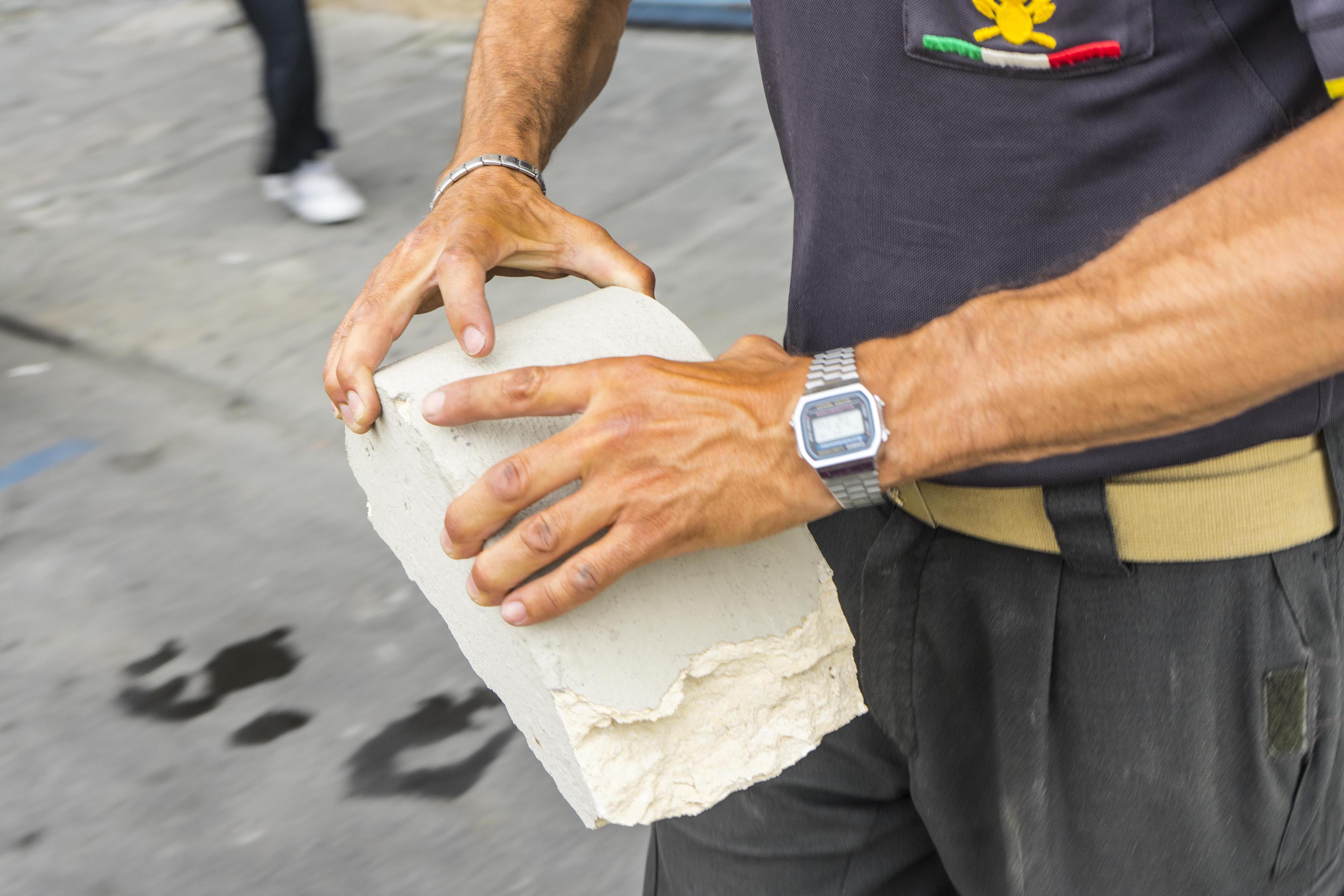Crolla un pezzo di muro da un palazzo nel centro di Livorno, colpita una donna di 45 anni: è in coma - Video 