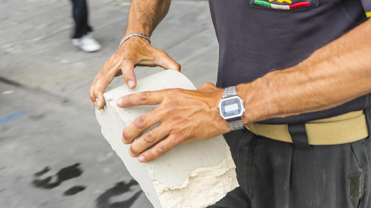 Crolla un pezzo di muro da un palazzo nel centro di Livorno, colpita una donna di 45 anni: è in coma - Video