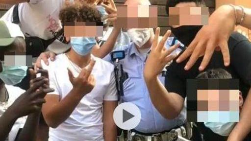 L’immagine che coinvolge l’agente della polizia locale