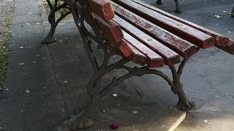 Panchine divelte e danneggiate, i parchi in mano a bande di vandali