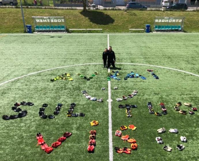 Pavullo, catena solidale per i bimbi di Capo Verde: 254 paia di scarpe per farli giocare a calcio 