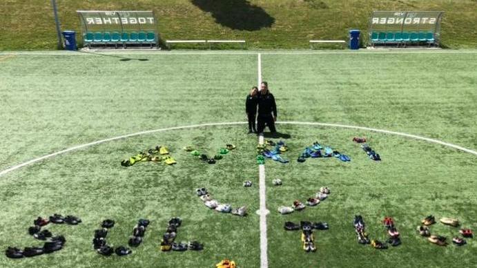 Pavullo, catena solidale per i bimbi di Capo Verde: 254 paia di scarpe per farli giocare a calcio