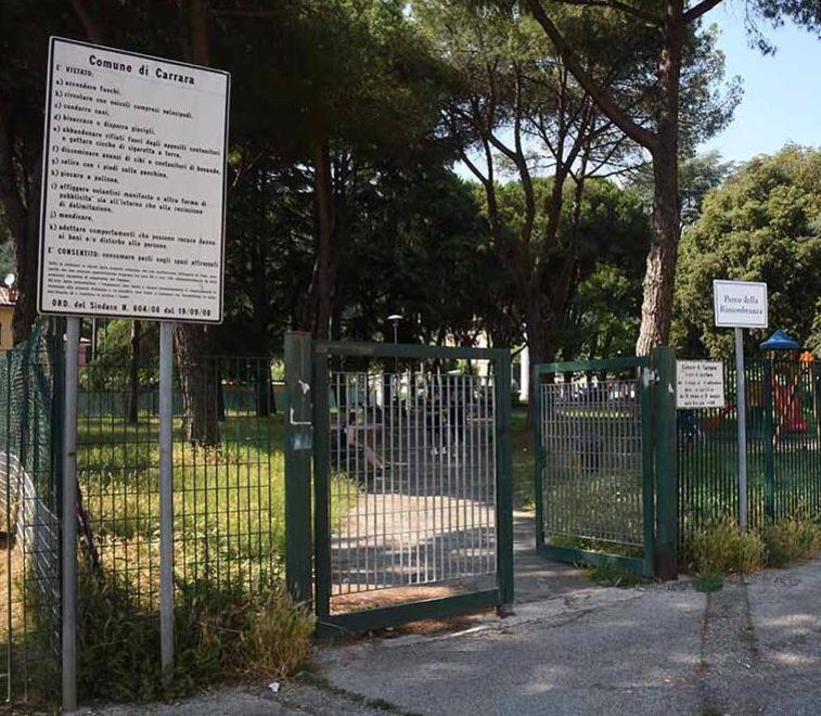 Degrado e sporcizia nel parco dei bimbi 