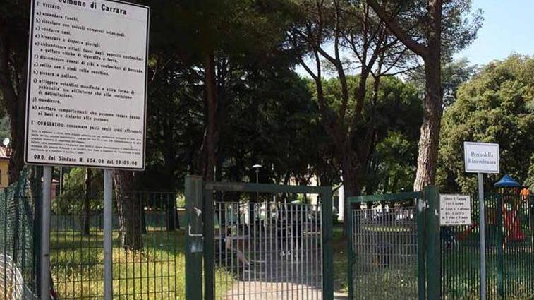 Degrado e sporcizia nel parco dei bimbi