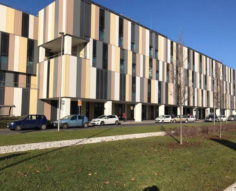 Operaio agganciato da un camion mentre lavora al cantiere 