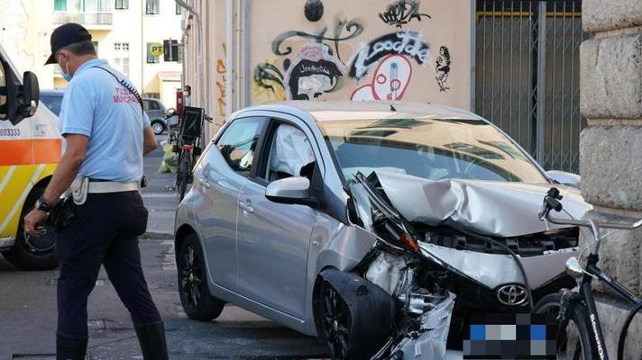 Si schianta con la macchina contro l’angolo della strada