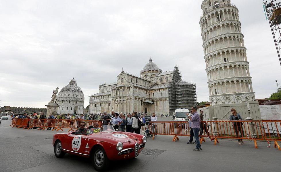 La Mille Miglia passa da Pisa e rende omaggio a San Ranieri 