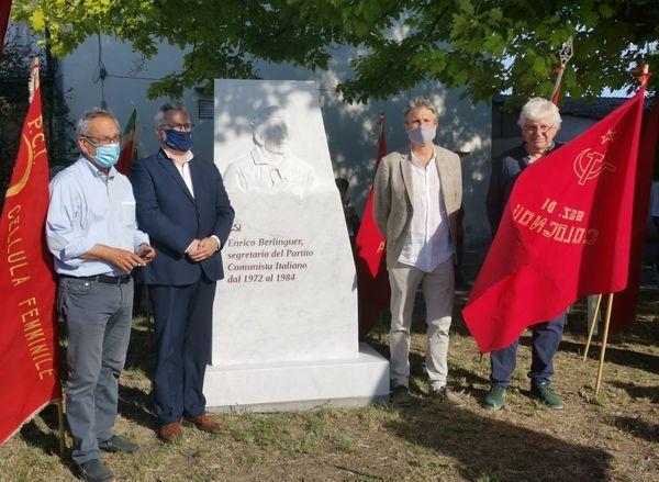 Bassorilievo dedicato a Berlinguer svelato nella piazza di Metato