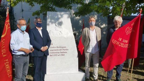Bassorilievo dedicato a Berlinguer svelato nella piazza di Metato