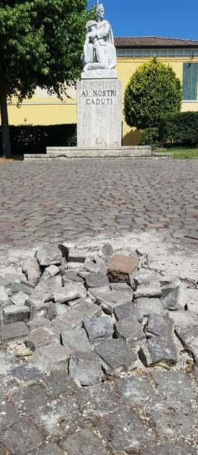 Vandali “armati” di sampietrini sfregiano la lapide dei caduti