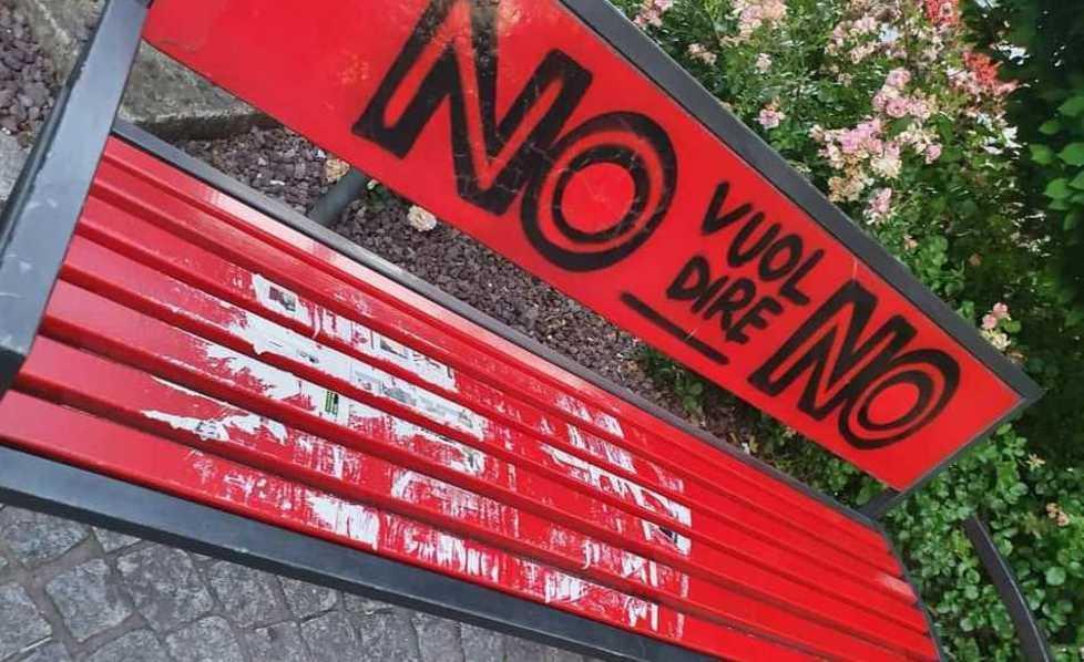 I vandali in azione: danni a panchina rossa e Polo della sicurezza