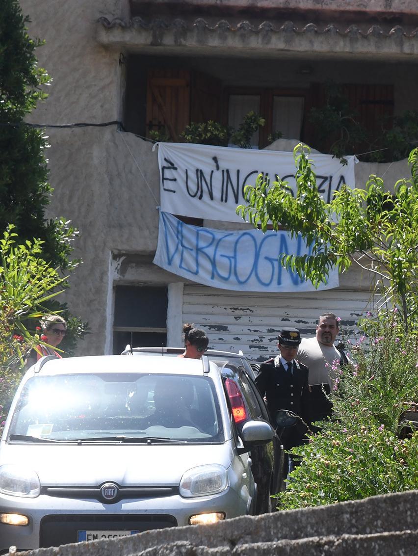 «Il padre porti la figlia in Sardegna» 