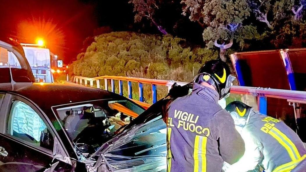 Scontro fra due auto, illesi i 2 giovani alla guida
