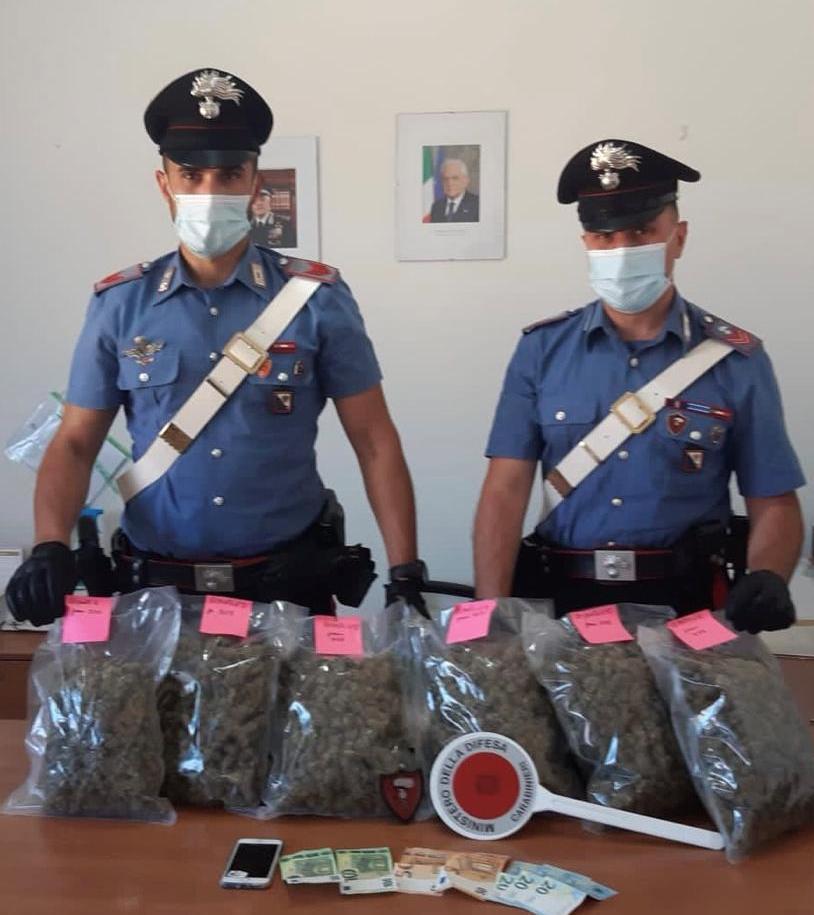 Fugge dopo l’incidente, l’auto era piena di droga 