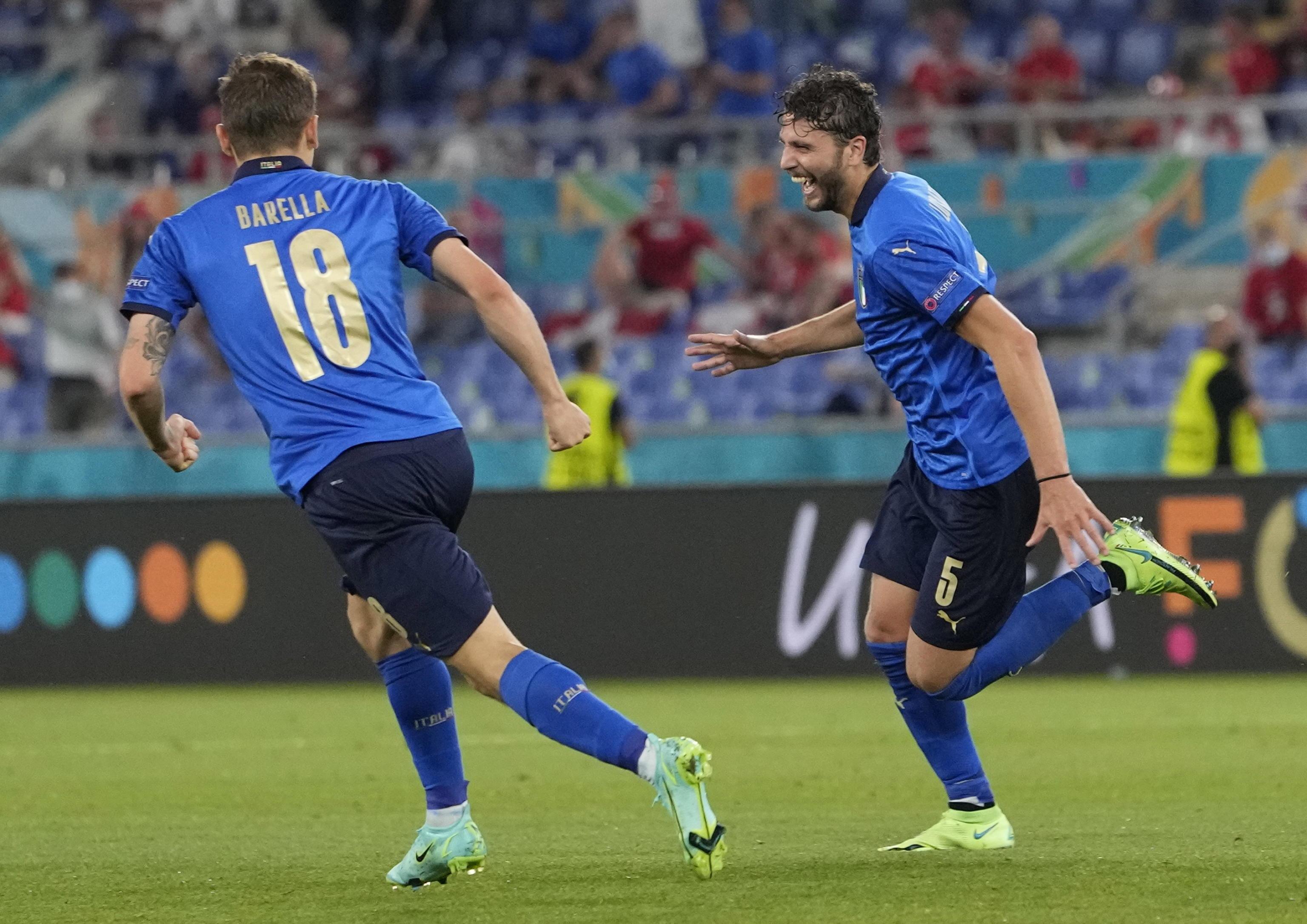 Barella corre ad abbracciare Locatelli dopo il 2-0 degli azzurri sulla Svizzera