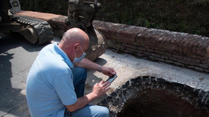 Voragine, il sindaco di Lucca minaccia l’azione legale