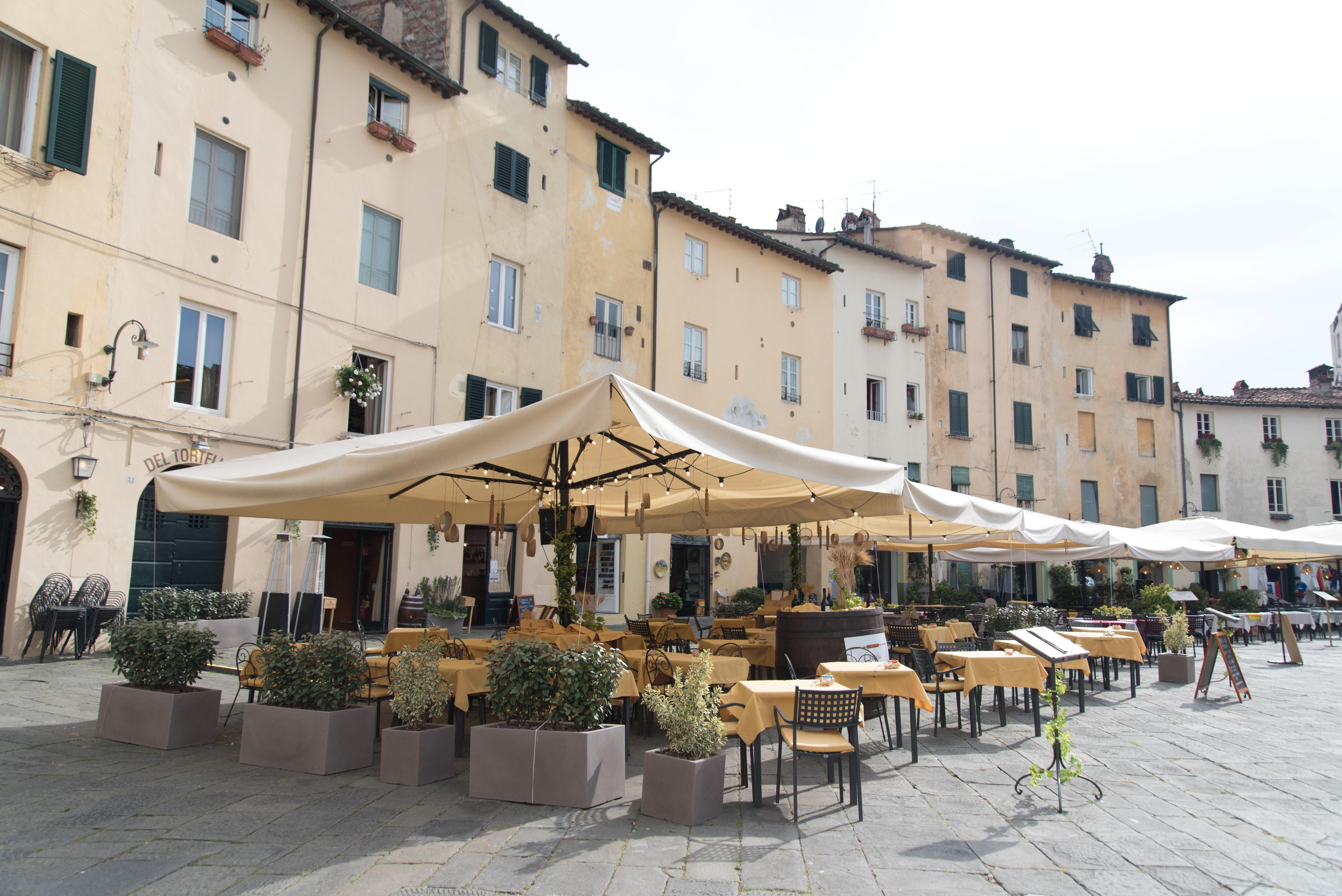 I tavoli all’esterno dell’Osteria del tortellino, in piazza Anfiteatro