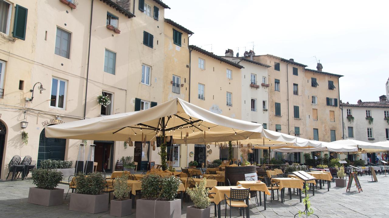 I tavoli all’esterno dell’Osteria del tortellino, in piazza Anfiteatro