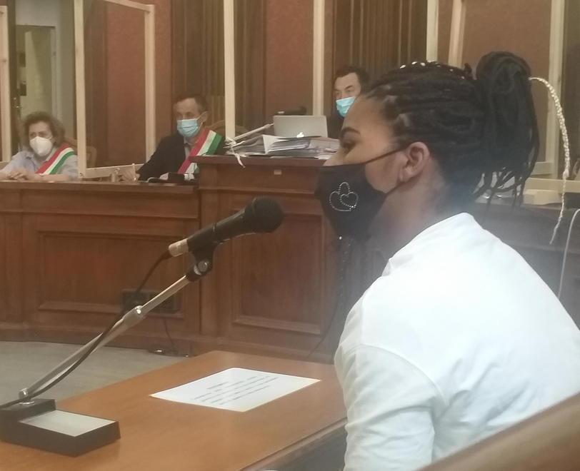 Adriana Gomes durante la deposizione al processo dov’è imputata per omicidio