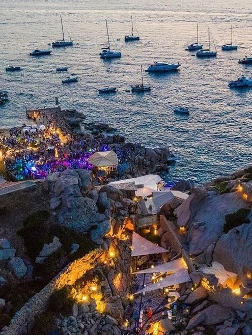 Si accende la musica al Phi Beach, ma ancora non si balla 