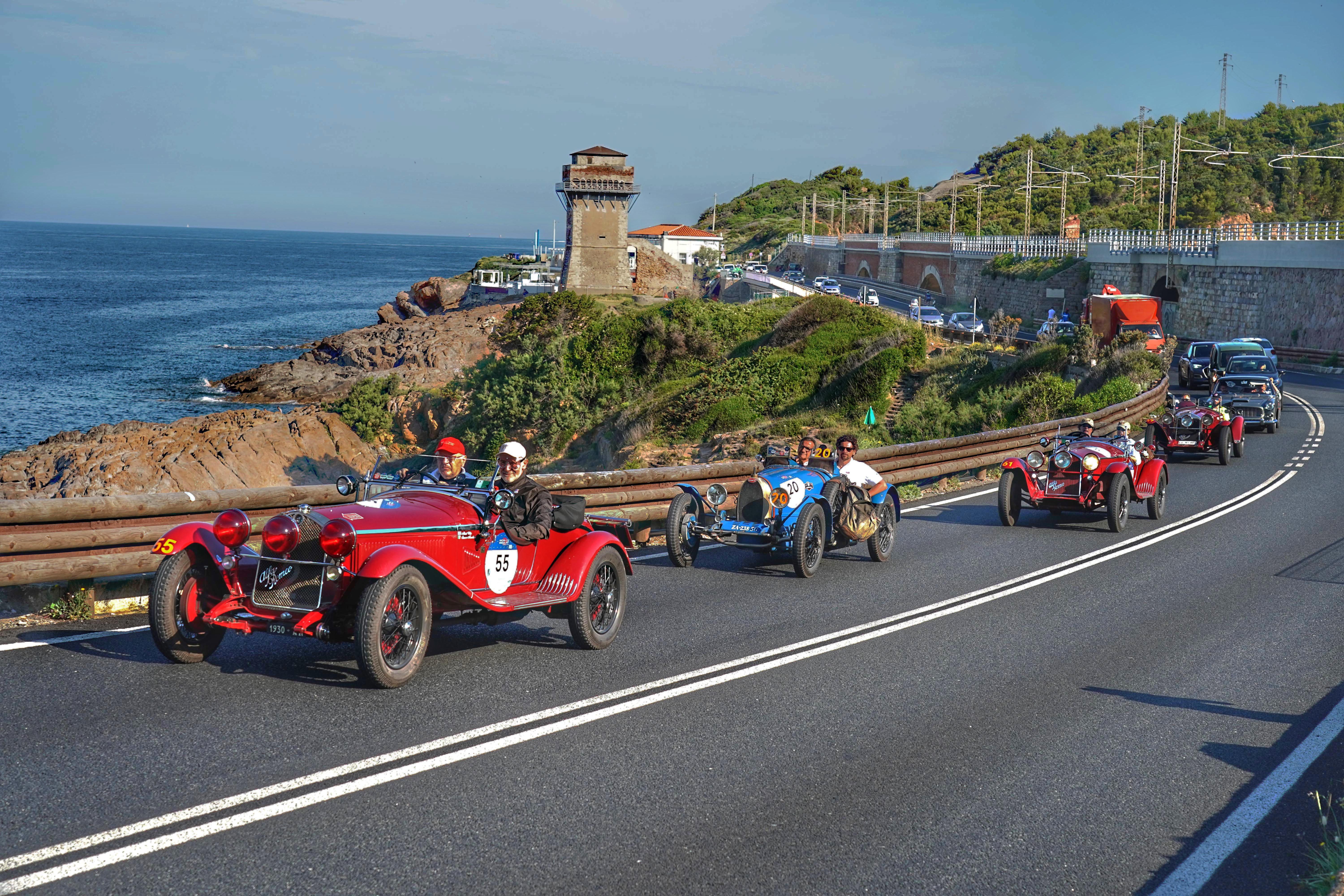 Le auto della 1000 Miglia sul Romito (foto Franco Silvi)