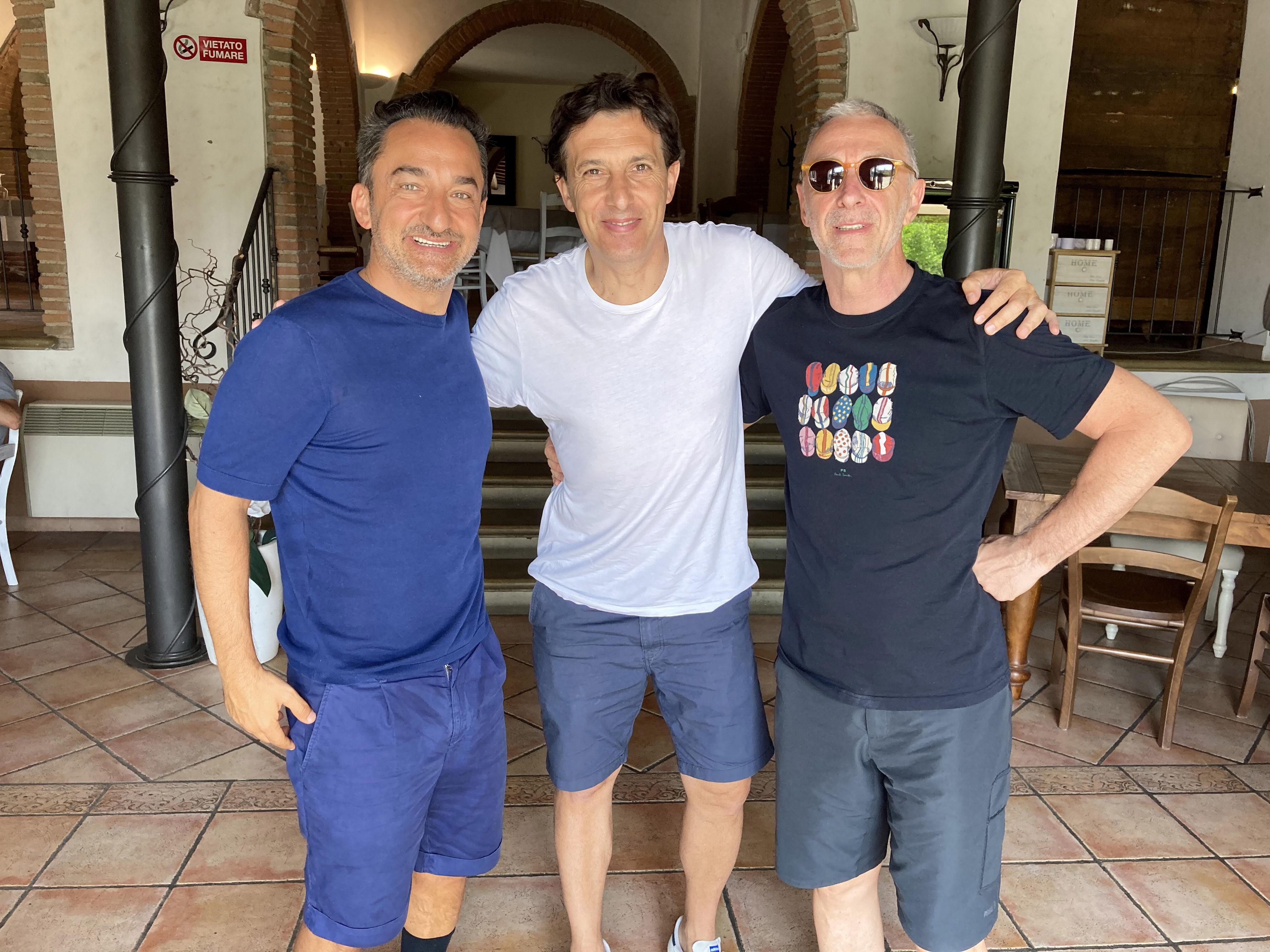 Linus e Nicola Savino con (al centro) Ubaldo Pantani all'hotel Antico Borgo a Riparbella, da cui hanno trasmesso "Deejay chiama Italia" (foto Michele Falorni)