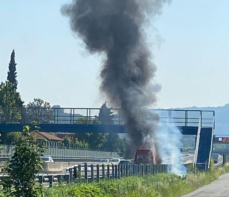 Un'alta colonna di fumo si alza dal furgone incendiato