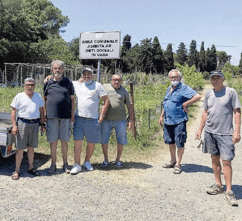 Alcuni titolari all'ingresso degli orti (foto Michele Falorni/Silvi)