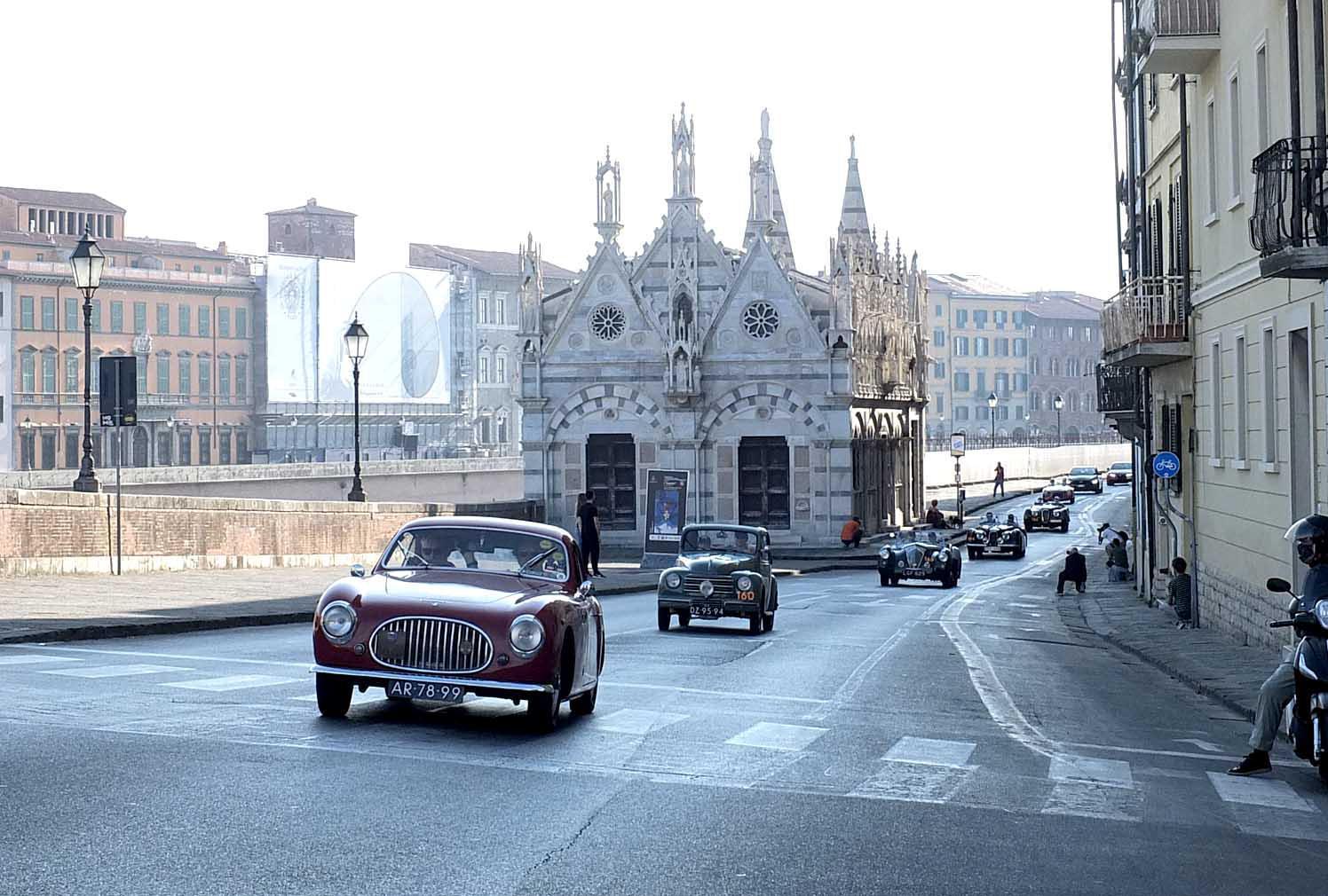 Lo spettacolo della Mille Miglia a Pisa