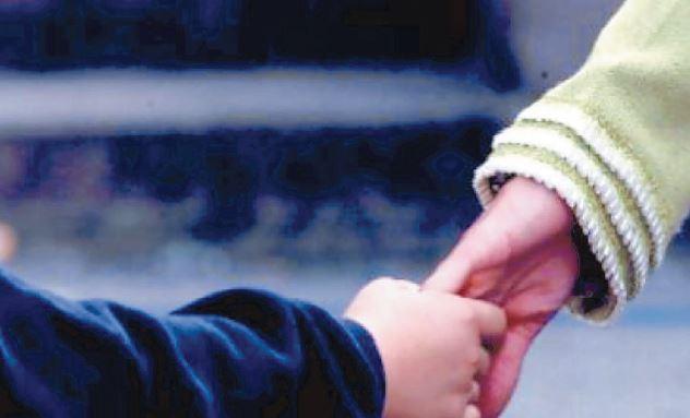 Bimbo portato via dalla madre, si era chiuso in bagno: porta forzata 
