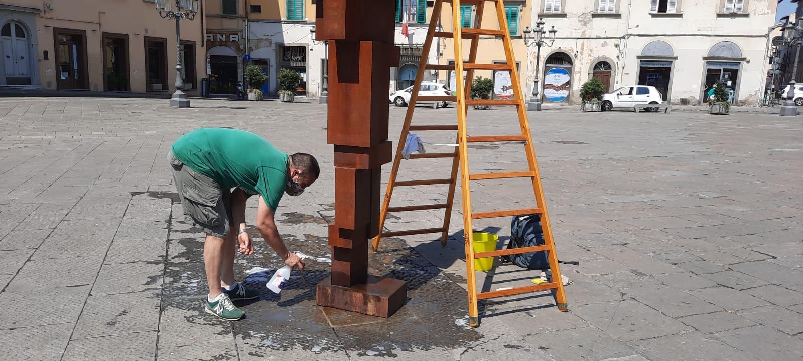 Leonardo Panci ripulisce la statua di Gormley