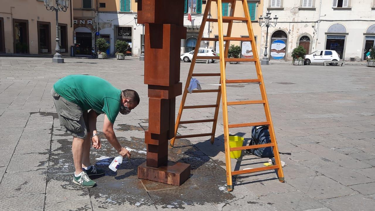 Leonardo Panci ripulisce la statua di Gormley