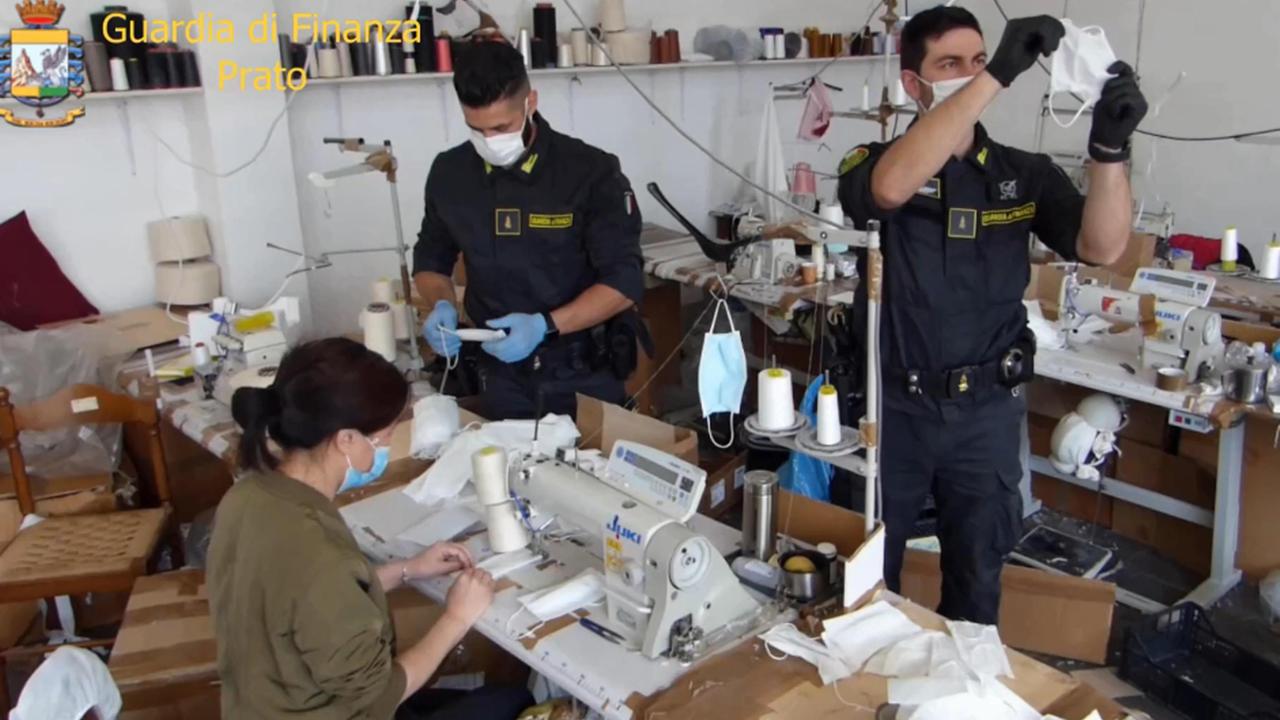 I controlli della guardia di finanza durante l'indagine sulle mascherine taroccate