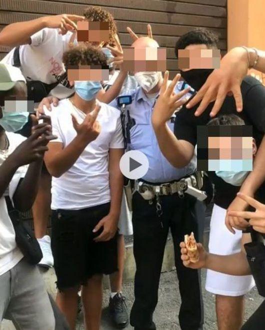 La foto del'agente della polizia locale con i bulli
