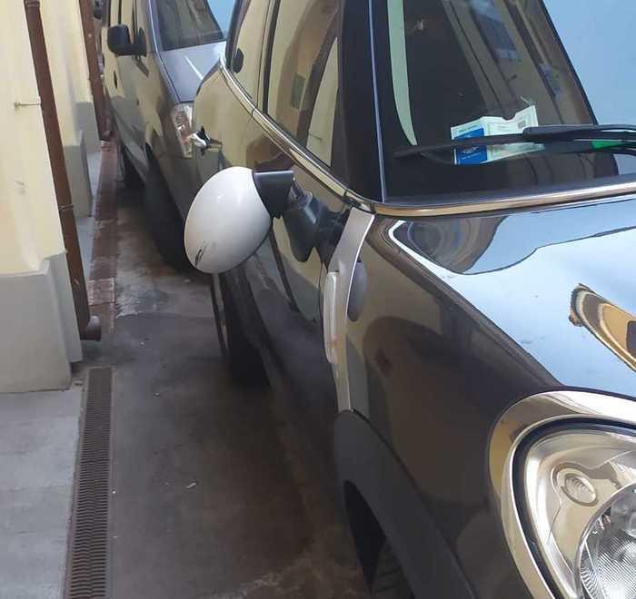 Modena, raid vandalico, danni a trenta auto in centro 
