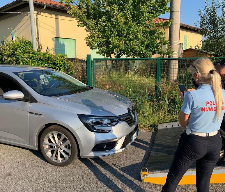 L'auto investitrice sottopsta ai rilievi della polizia municipale (Foto Nucci)