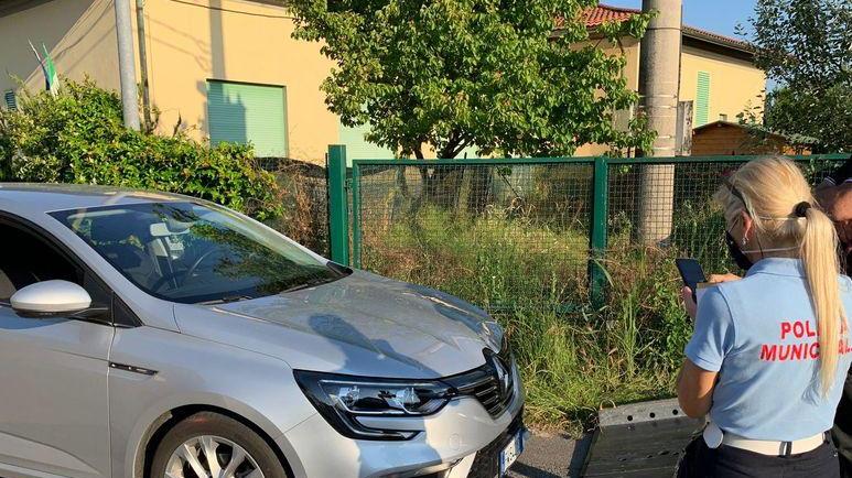 L'auto investitrice sottopsta ai rilievi della polizia municipale (Foto Nucci)