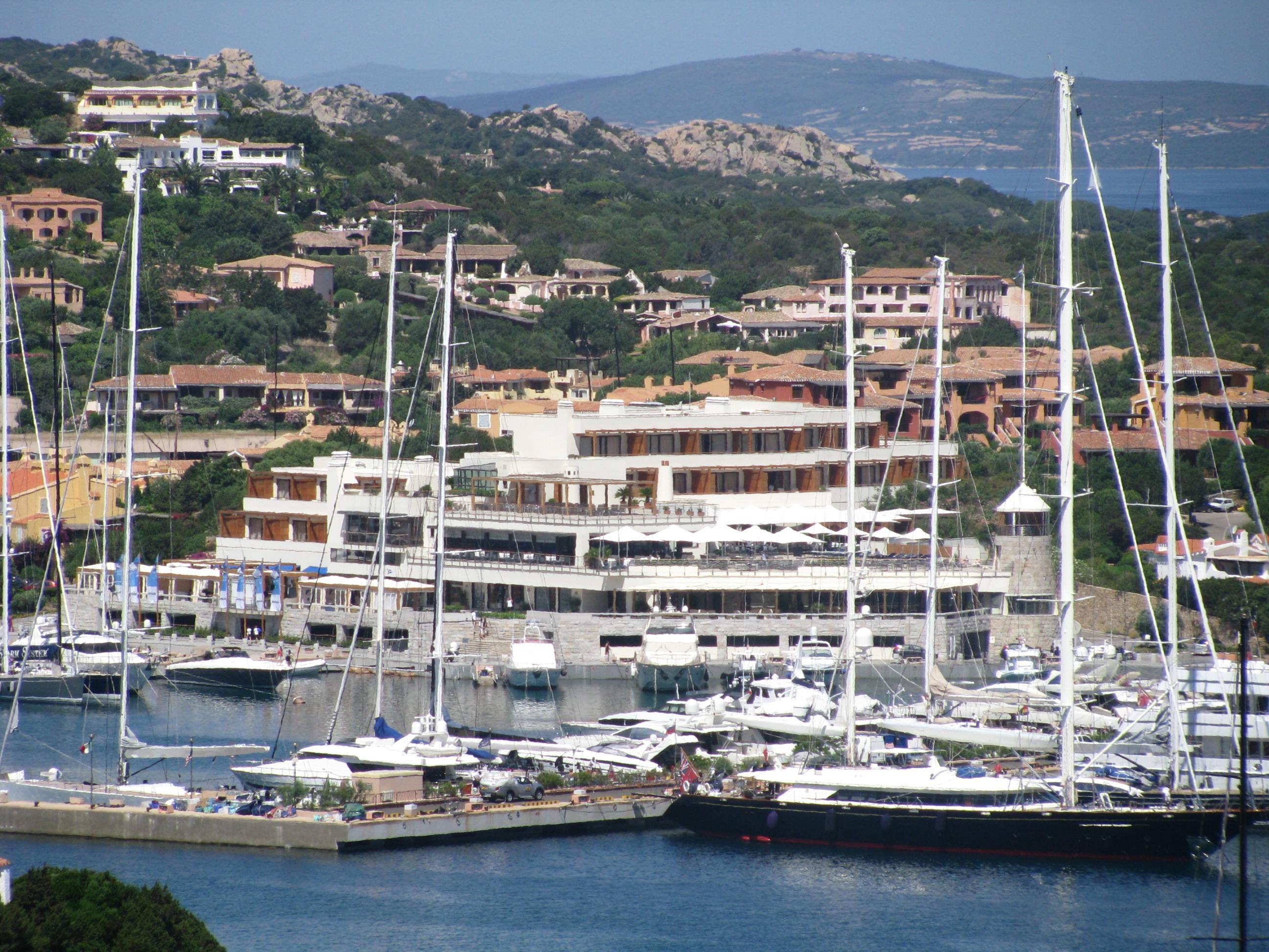 Giallo a Porto Cervo: muore una industriale tedesca, la Procura di Tempio apre un'inchiesta