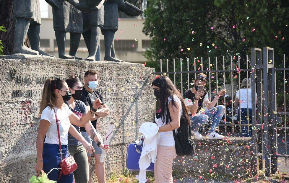 Via agli esami, ultimo atto del liceo «Due anni a distanza sono stati tristi» 