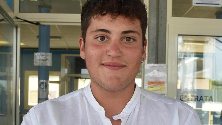 Maturità, primo giorno di emozioni e abbracci tra le lacrime dei babbi