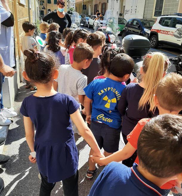 Bimbi dell’asilo vigili per un giorno tante bici “multate” sui marciapiedi 