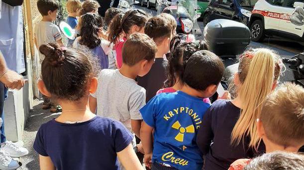 Bimbi dell’asilo vigili per un giorno tante bici “multate” sui marciapiedi