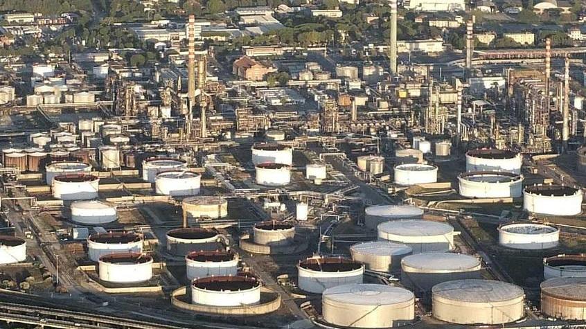 Raffineria, allarme dei sindacati «Timori per il rinvio degli appalti»