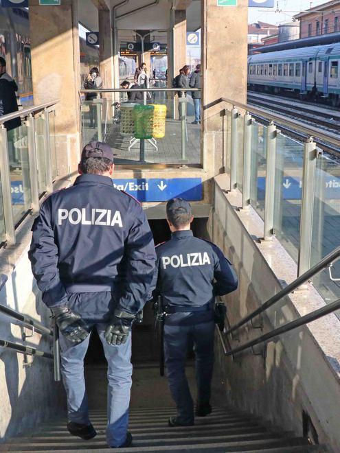 Sul treno col martello spaventa i passeggeri denunciato un 58enne