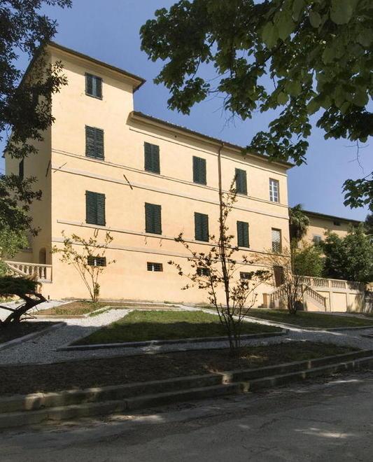 Foto dentro l’ex manicomio, denunciata coppia cascinese 